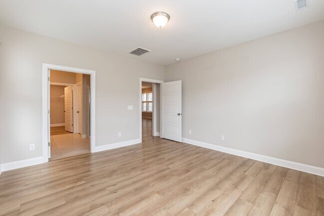 Building Photo - 1014 Greatland Rd