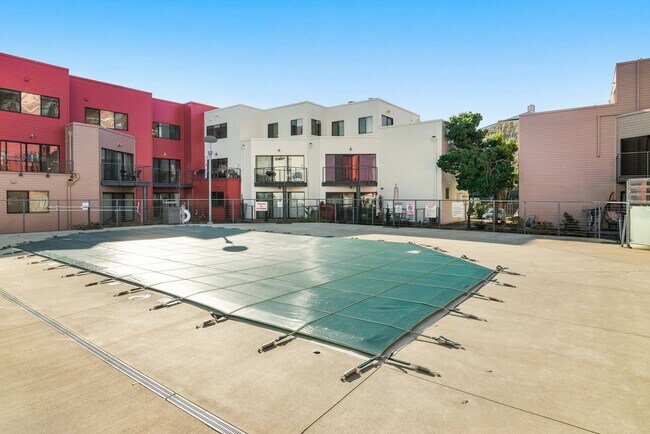 Building Photo - McCormick Pier - 1 bed/1 bath w/new paint/balcony/parking/pool/hot tub/bbq pit