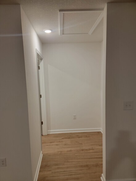 Laundry Room - Hallway - 4713 Eagles Ridge Rd