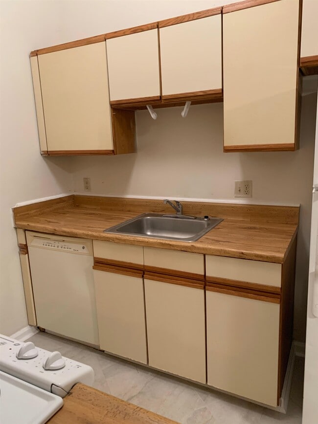 Building Photo - 2299 Sandpiper St