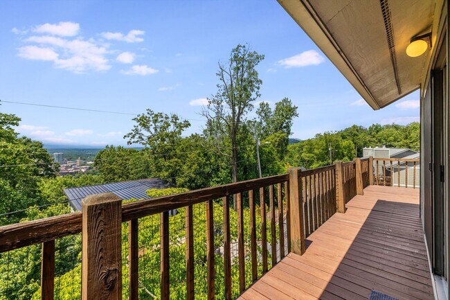 Building Photo - 2-Bedroom, 2-Bathroom Condo with Stunning Downtown Views