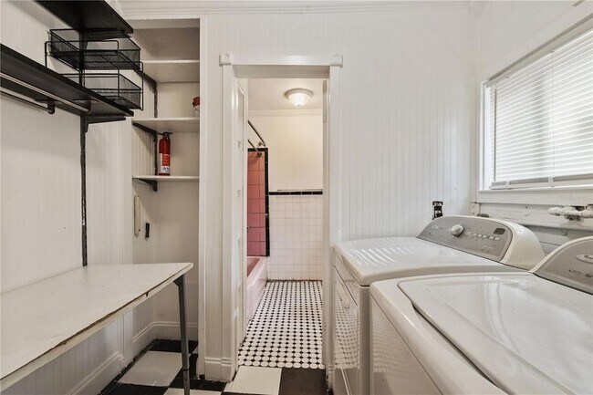 Building Photo - 6703 N Elizabeth St