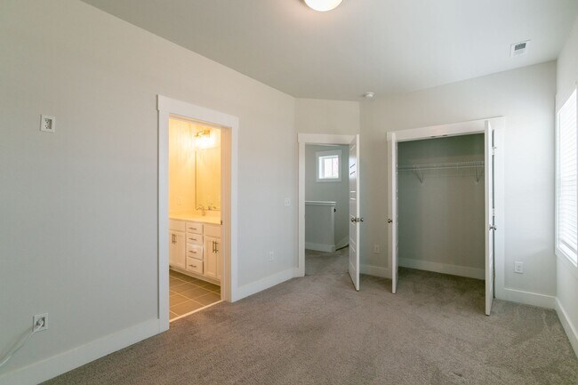 Building Photo - Beautiful 3 Bed/2.5 bath cottage in Chatham Park Available early September