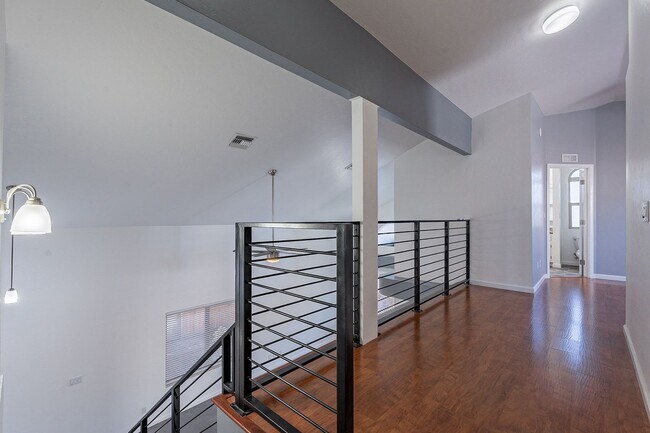 Building Photo - Pending/Rented - Modern Comfort Meets Conv...