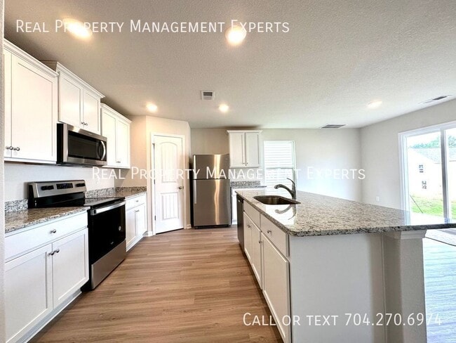 Building Photo - 512 Hawley St