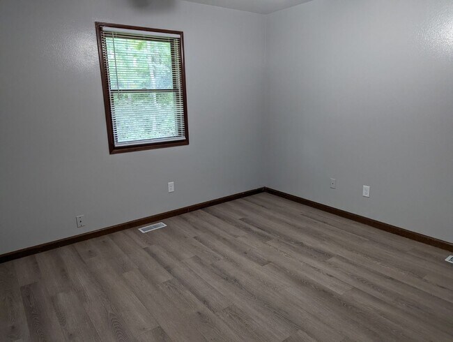 Building Photo - 303 E Palm Dr