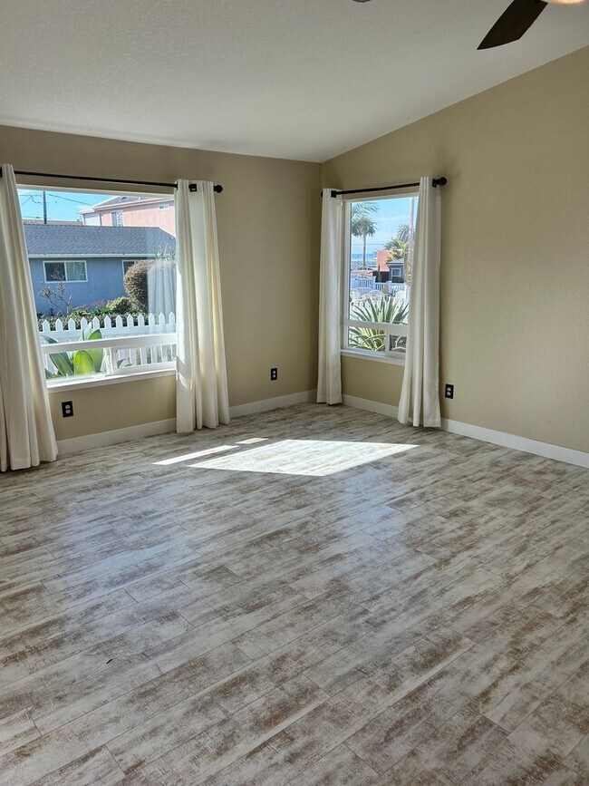 Building Photo - 2 bed 2 bath home two blocks from beach-pet friendly!