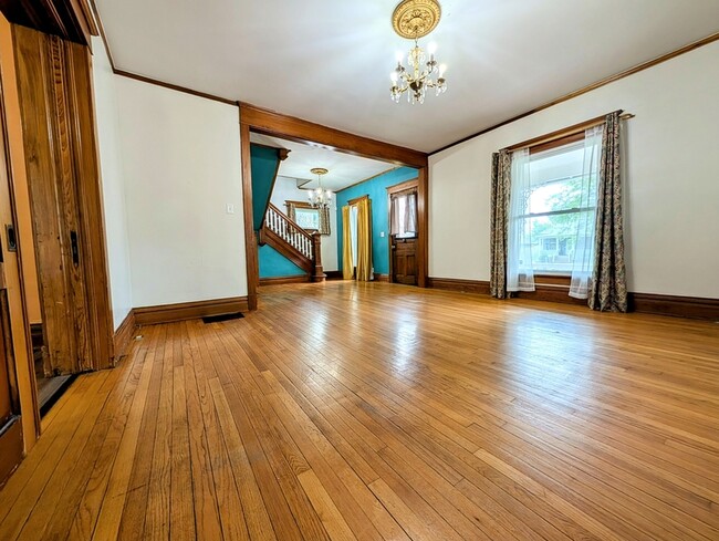 Building Photo - 517 1st Ave W