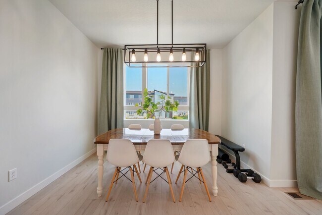 Building Photo - 972 W 540 S