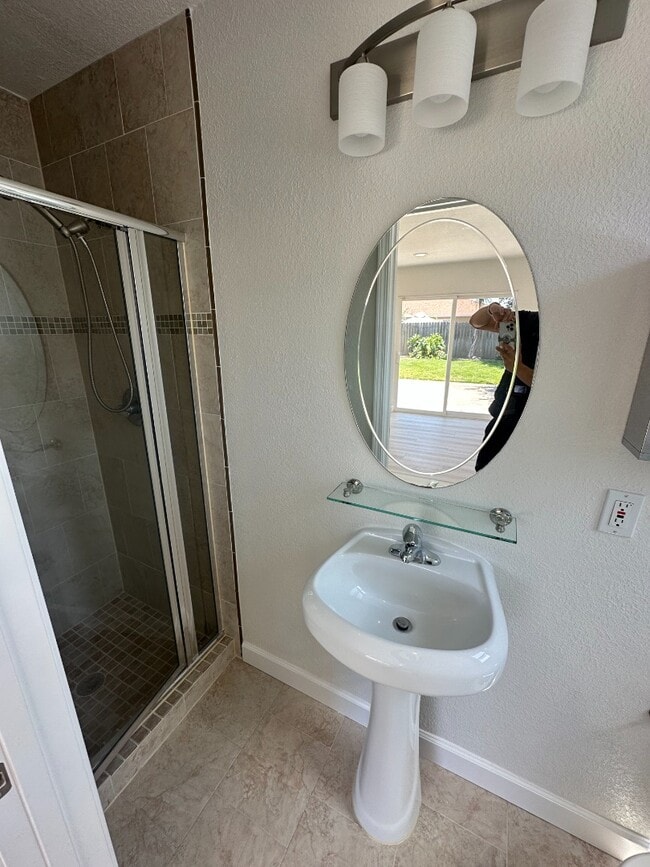 Building Photo - Bright 3BR Home with Central AC, Attached Garage & In-Unit Laundry in Fremont