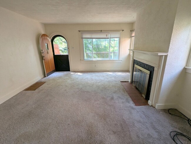Building Photo - 2 Bedroom 1.5 Bathroom Single Family Home ...