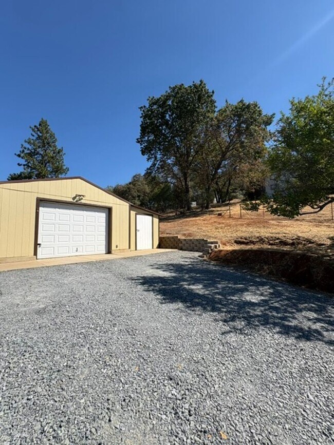 Building Photo - 2040 Upper Black Rock Rd