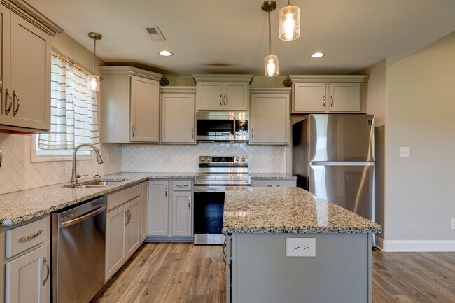 Building Photo - Sharp 3 bed 2 bath with Bonus room and nice fenced yard.
