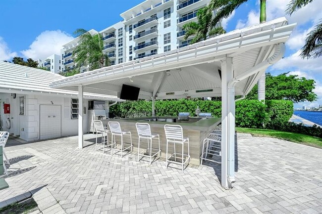 Building Photo - 6279 Bay Club Dr