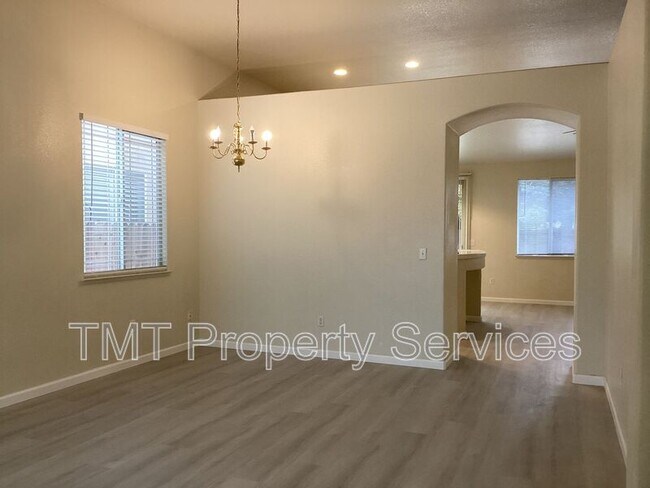 Building Photo - 10012 Mosaic Way