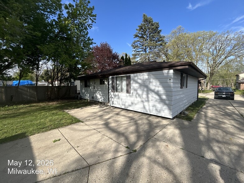 Building Photo - 6259 N 101st St