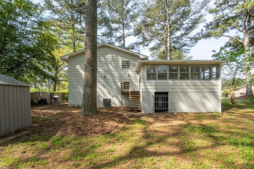 Building Photo - 6310 Thornhedge Dr