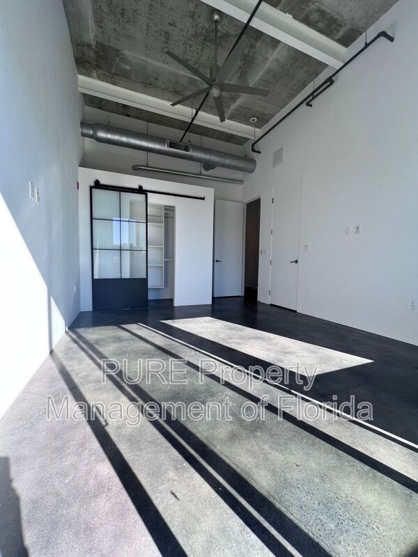 Building Photo - 302 SE Broadway St
