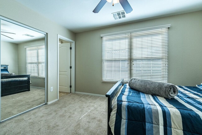 Building Photo - 1628 E Canyon Creek Dr