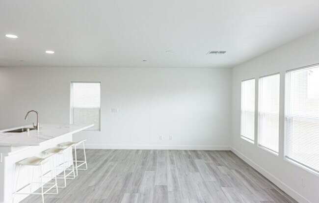 Building Photo - Beautiful 2-story home in a gated community