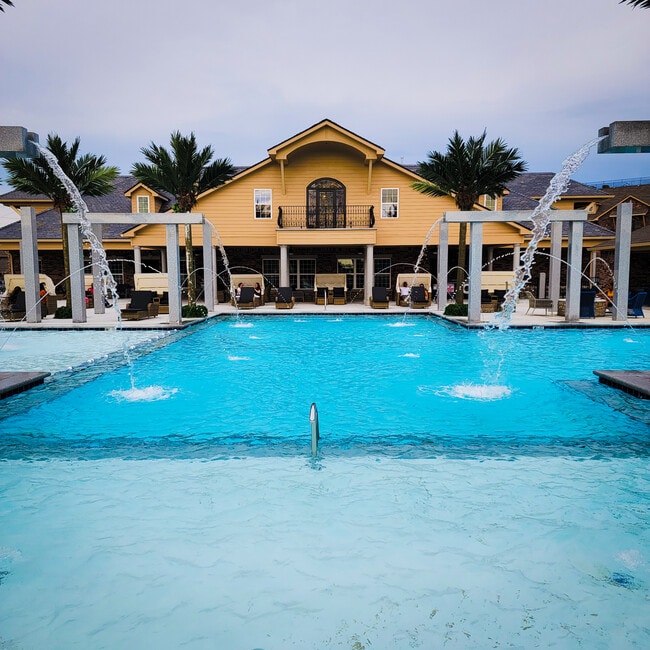 Pool - Fountaine Bleau Central Landing