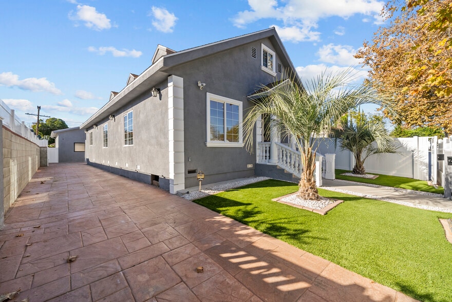 Building Photo - 6223 Simpson Ave