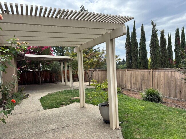 Building Photo - Spacious 4 Bed, 2 Bath Home with 3-Car Garage, Nice Backyard & Pet-Friendly Living