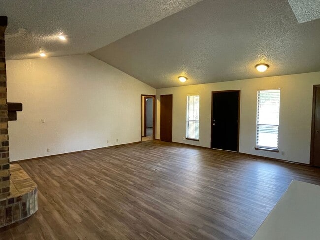 Building Photo - 903 E Northbrook Ave