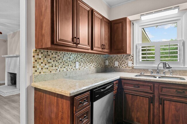 Building Photo - 4 Bedroom 2 Bath Ranch in a cul-de-sac