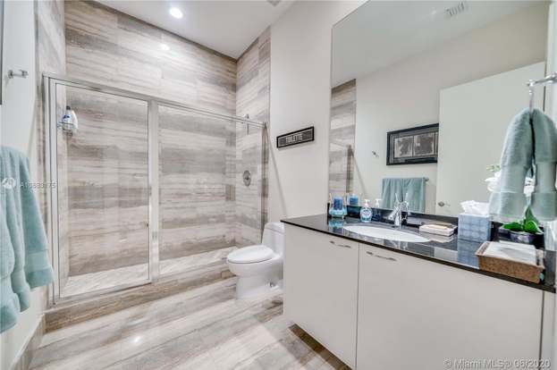 Building Photo - 15811 Collins Ave