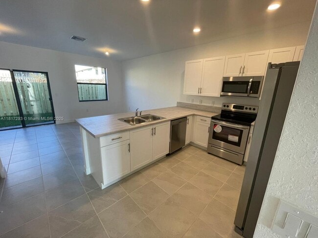 Building Photo - 805 NE 211th St