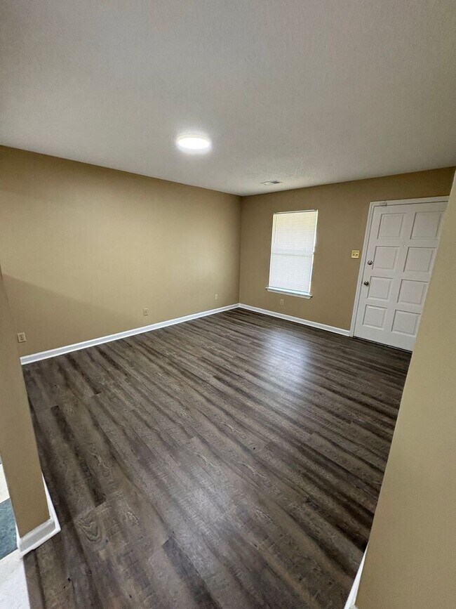 Building Photo - Comfortable 3 bedroom, 2 bath home