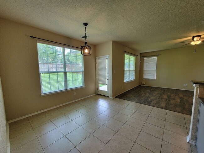 Building Photo - Charming 4 beds 2 baths in San Antonio!