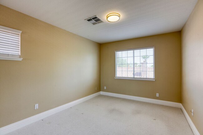 Building Photo - POOL HOME WITH LUSCIOUS GOLF COURSE & MAJE...