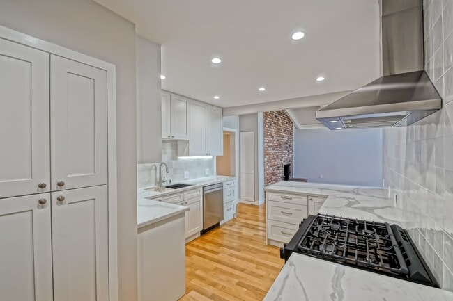 Building Photo - NEWLY REMODELED, BRIGHT & AIRY HOLLYGLEN HOME W/ REAR YARD/PATIO, 2 LIVING AREAS & BRAND NEW KITC...