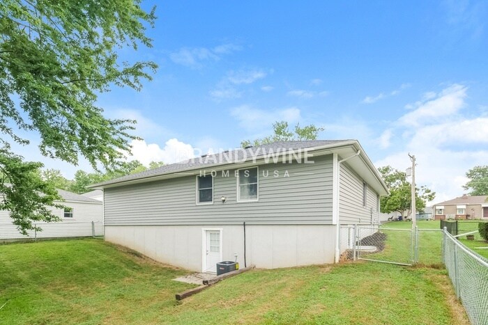 Building Photo - 402 Maple Ave