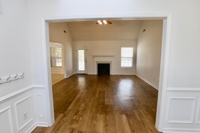 Building Photo - 3065 Temple Rd