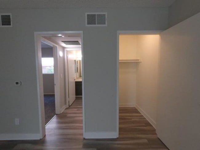 Building Photo - 1 bedroom in Sherman Oaks CA 91411