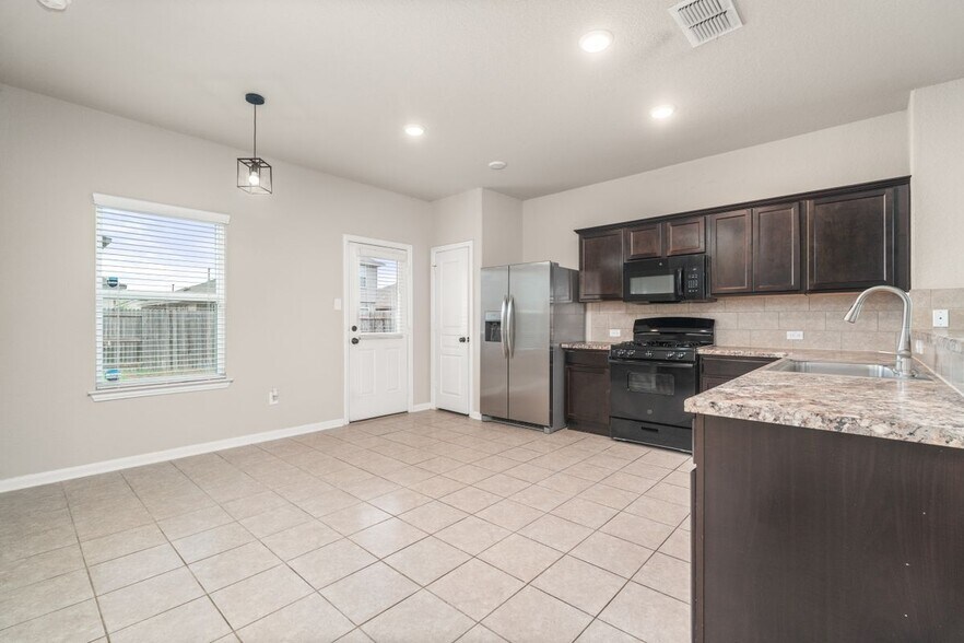 Building Photo - 7911 Deepwell Dr