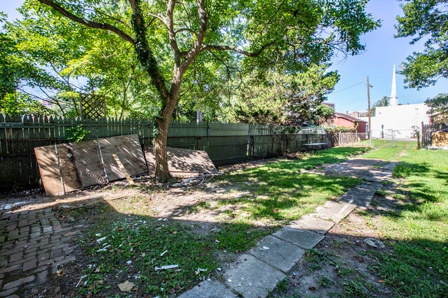 Building Photo - 157 7th St