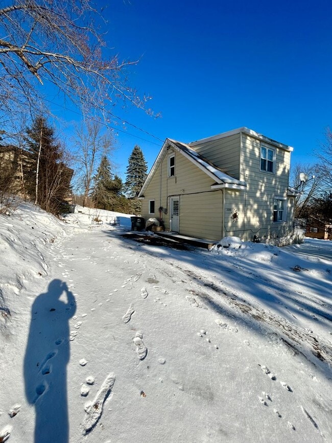 Building Photo - AVAILABLE JUNE - Updated 4 Bed 2 Bath