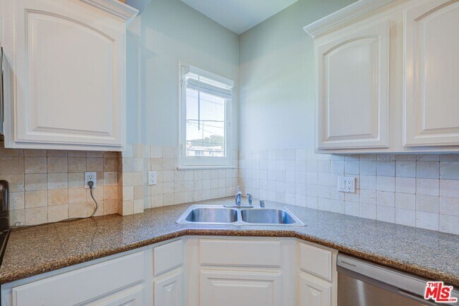 Building Photo - 253 S Elm Dr