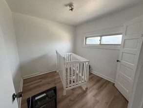 Building Photo - 2 bedroom, 1 bathroom Apartment! JULY 2026!