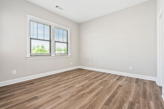 Building Photo - 520 Grey Oak Cir