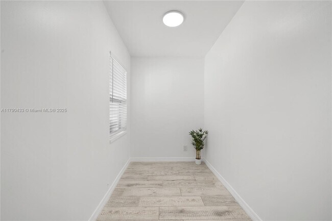 Building Photo - 1041 NE 9th Ave