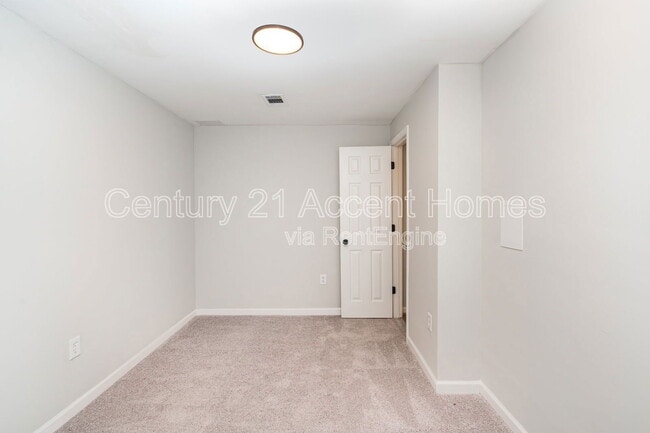 Building Photo - 5249 Spring Branch Blvd