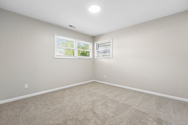 Building Photo - 211 Woodview Ave