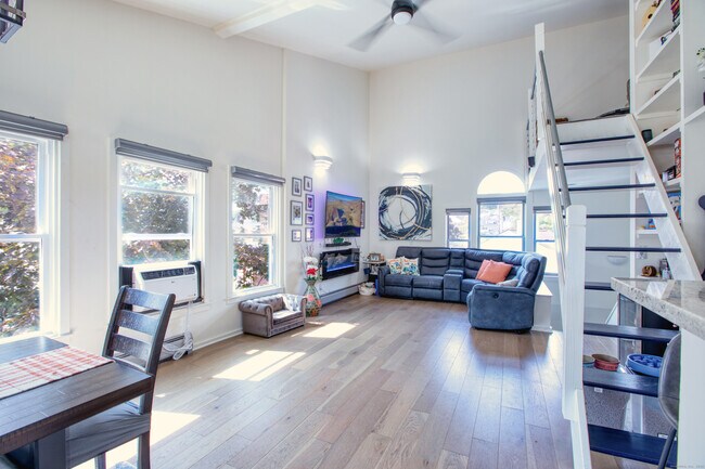 Building Photo - 32 Pine St