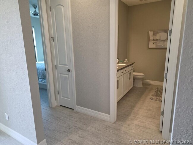 Building Photo - 527 SE Vallarta Dr