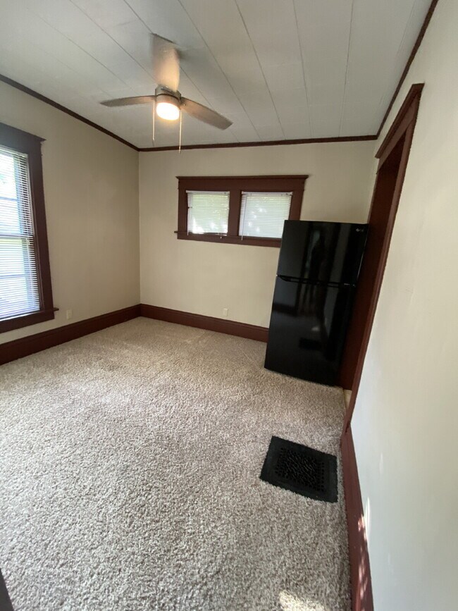 Building Photo - 1 Bedroom Lower with garage